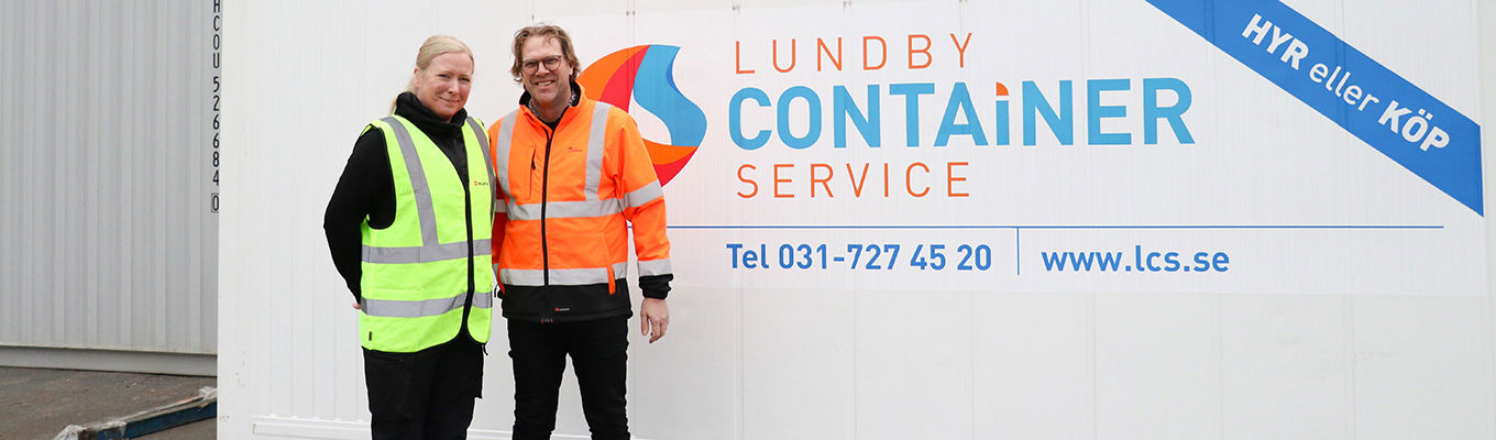 Två personer i reflexväst står framför en skylt med texten Lundby Container Service.